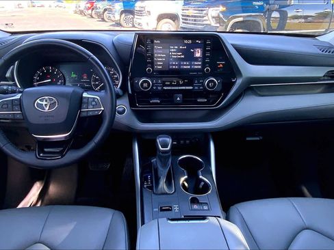 Used 2021 Toyota Highlander XLE image 16