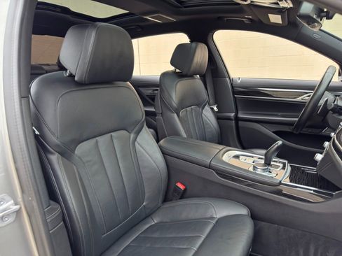 Used 2022 BMW 740i w/ M Sport Package RWD image 43