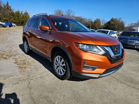 Used 2019 Nissan Rogue SV image 2