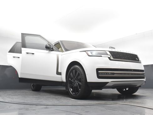 Used 2023 Land Rover Range Rover Long Wheelbase SE image 30