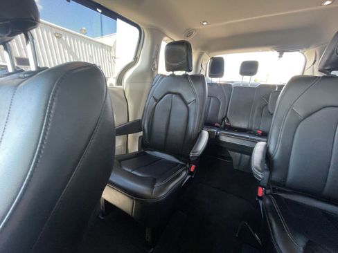 Used 2024 Chrysler Pacifica Touring-L image 38