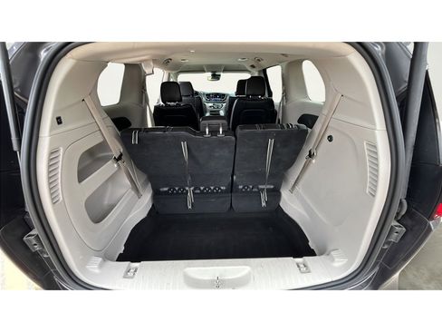 Used 2023 Chrysler Pacifica Touring-L FWD image 19