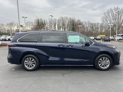 Used 2024 Toyota Sienna LE image 4