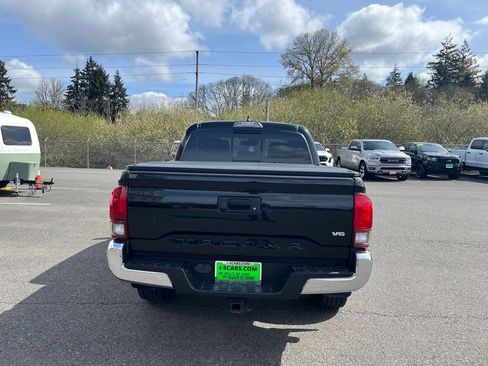 Used 2018 Toyota Tacoma TRD Off-Road AWD/4WD image 4