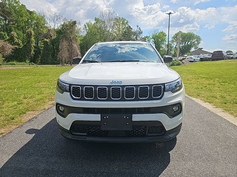 Used 2024 Jeep Compass Latitude image 2