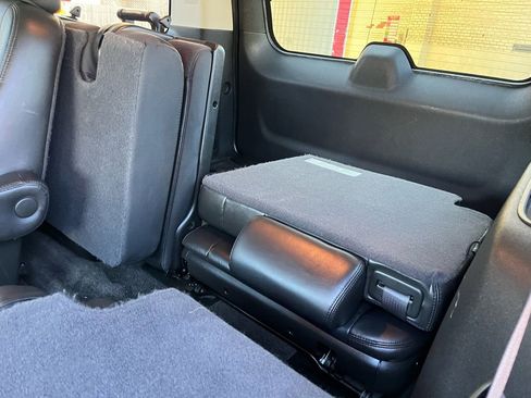 Used 2011 Cadillac Escalade Luxury image 18