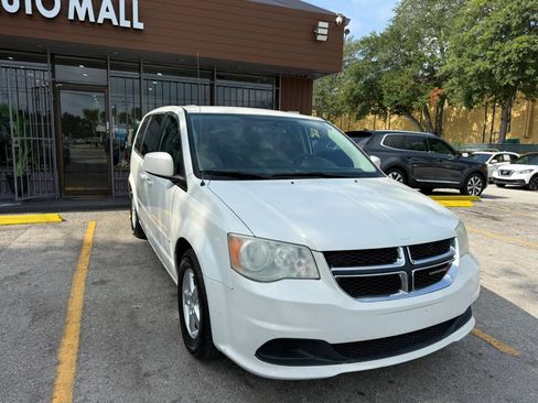 Used 2012 Dodge Grand Caravan SXT FWD image 3