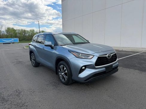 Used 2022 Toyota Highlander XLE AWD/4WD image 2