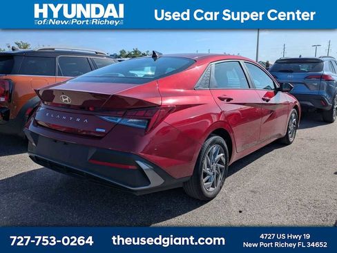 Used 2024 Hyundai Elantra Blue image 3