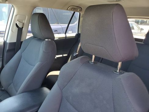 Used 2019 Toyota RAV4 LE AWD/4WD image 17