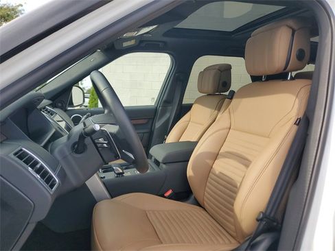 Used 2024 Land Rover Discovery Dynamic SE image 17