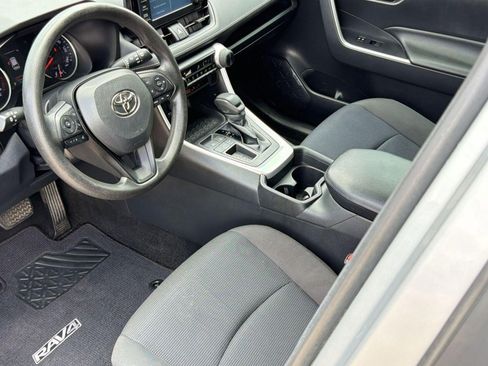 Used 2019 Toyota RAV4 LE FWD image 4