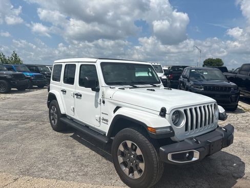 Used 2019 Jeep Wrangler Unlimited Sahara AWD/4WD image 4