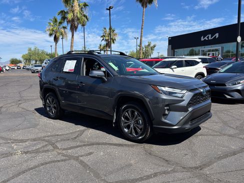 Used 2022 Toyota RAV4 XLE Premium AWD/4WD image 32