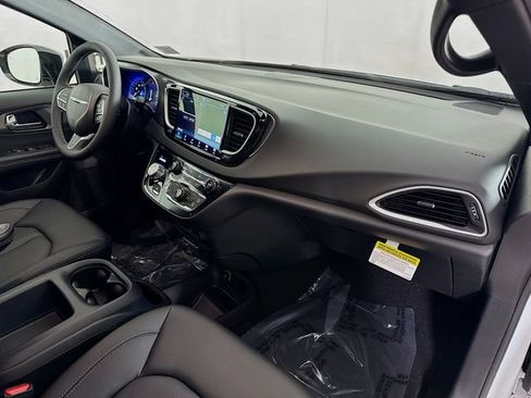 New 2026 Chrysler Voyager LX image 27