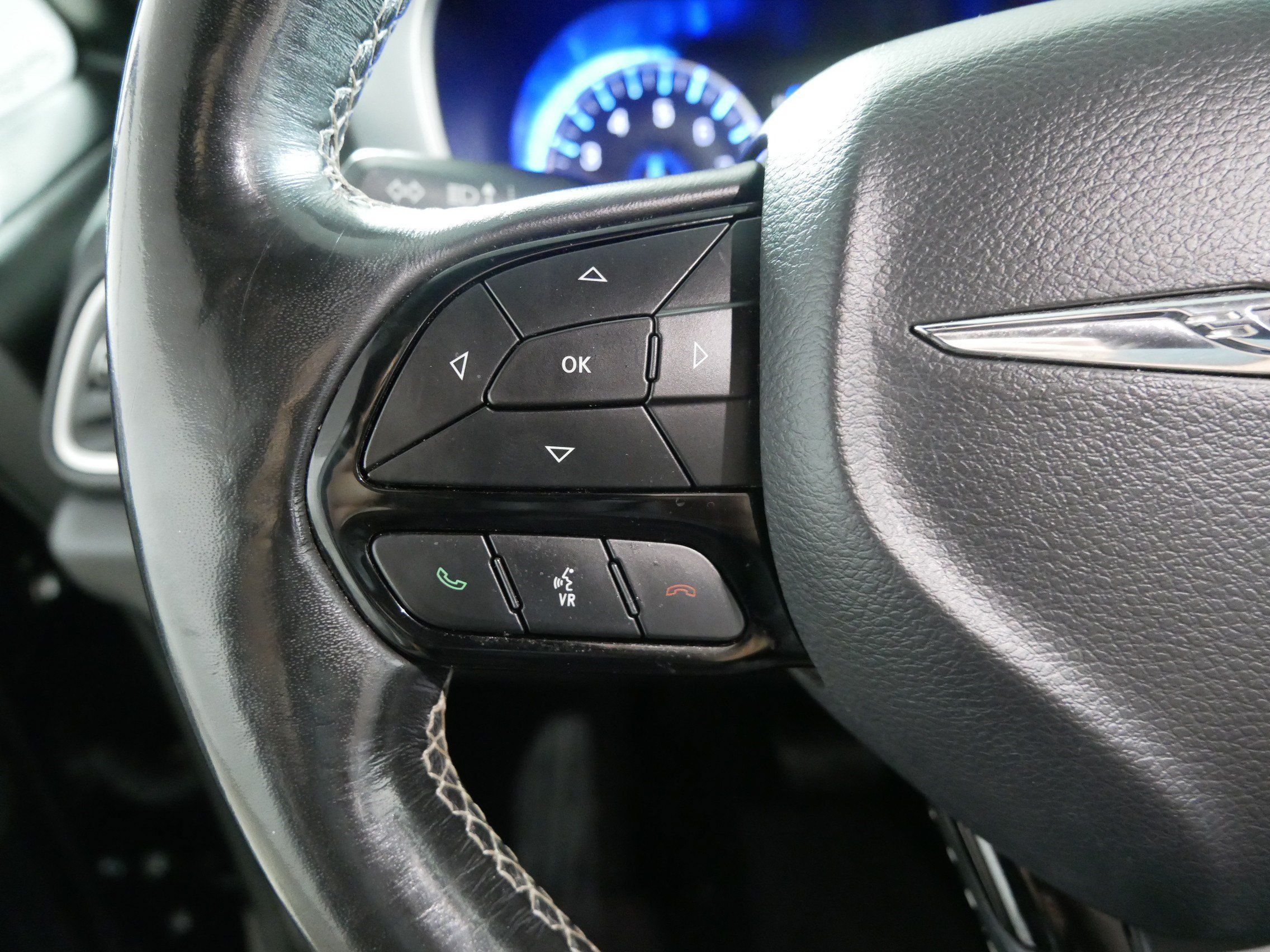 Used 2020 Chrysler Pacifica Touring-L FWD image 27