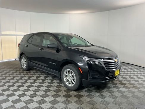 Used 2024 Chevrolet Equinox LS w/ LS Convenience Package image 3