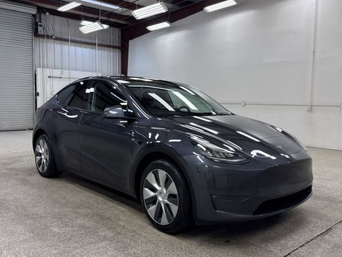 Used 2021 Tesla Model Y Long Range image 18