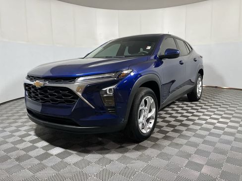 Used 2024 Chevrolet Trax LS w/ LS Convenience Package FWD image 4
