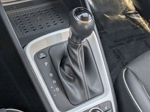 Used 2023 Hyundai Venue Limited image 12