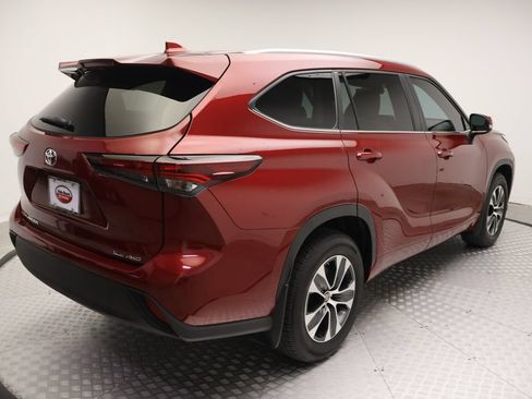 Used 2024 Toyota Highlander XLE AWD/4WD image 8