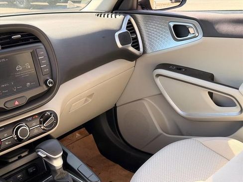 Used 2025 Kia Soul LX w/ LX Technology Package FWD image 8