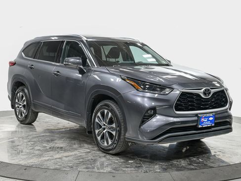Used 2021 Toyota Highlander XLE image 9