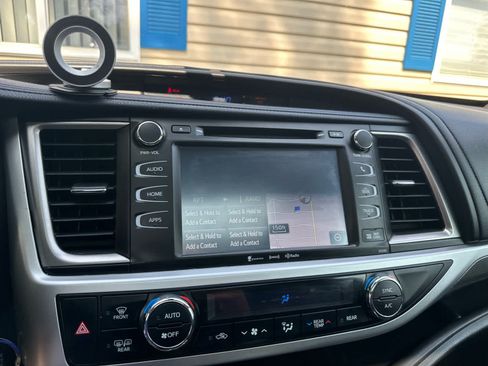 Used 2019 Toyota Highlander SE AWD/4WD image 11