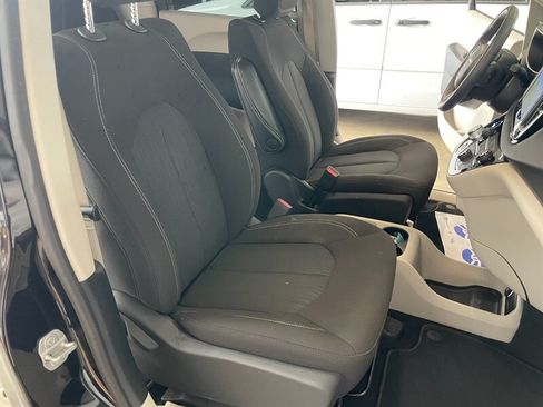 Used 2022 Chrysler Voyager LX FWD image 19