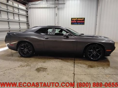 Used 2020 Dodge Challenger SXT w/ Blacktop Package image 5