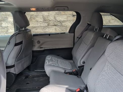 Used 2024 Toyota Sienna LE w/ LE Plus Package image 20