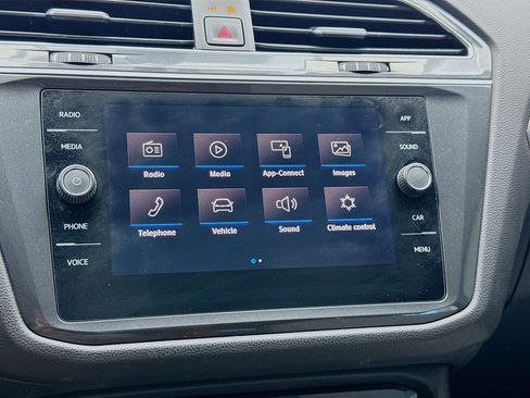 Used 2020 Volkswagen Tiguan SE w/ Panoramic Sunroof Package FWD image 9