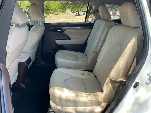 Used 2022 Toyota Highlander Platinum FWD image 17