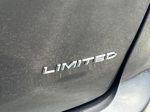 Used 2023 Chrysler Pacifica Limited FWD image 10