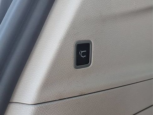 Used 2024 Chrysler Pacifica Touring-L FWD image 22