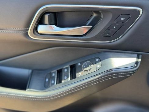 Used 2023 Nissan Rogue Platinum w/ Platinum Premium Package FWD image 9
