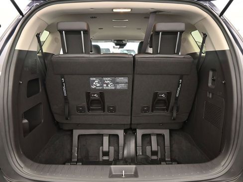Used 2025 Kia Carnival image 40