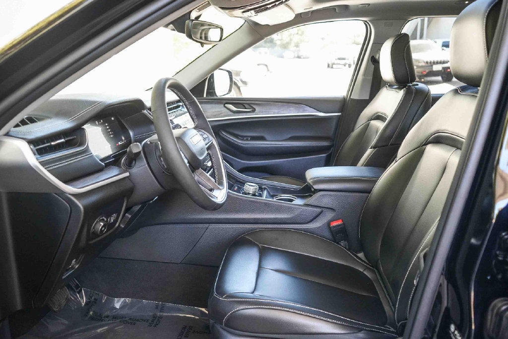 Used 2023 Jeep Grand Cherokee Limited w/ MOPAR Finishing Package RWD image 18