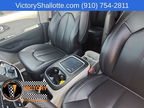 Certified 2024 Chrysler Pacifica Limited FWD image 23