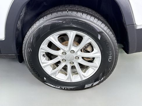 Used 2019 Jeep Cherokee Latitude w/ Popular Appearance Group image 33