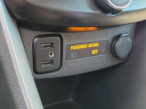 Used 2021 Chevrolet Trax LT w/ LT Convenience Package image 10