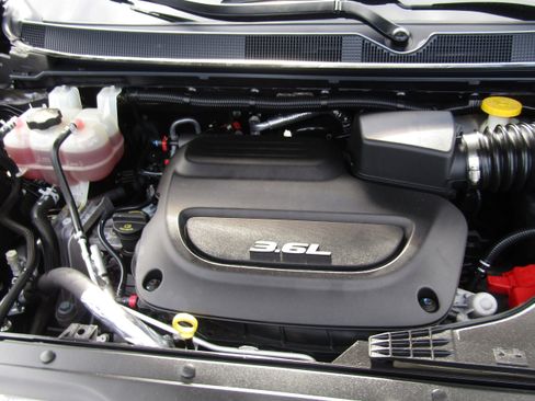 Used 2010 Chrysler Town & Country LX image 12