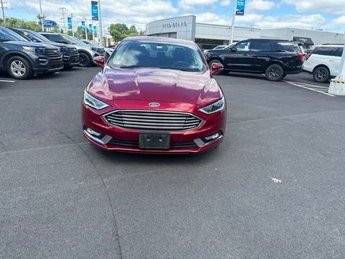 Used 2017 Ford Fusion SE w/ Fusion SE Technology Package FWD image 2