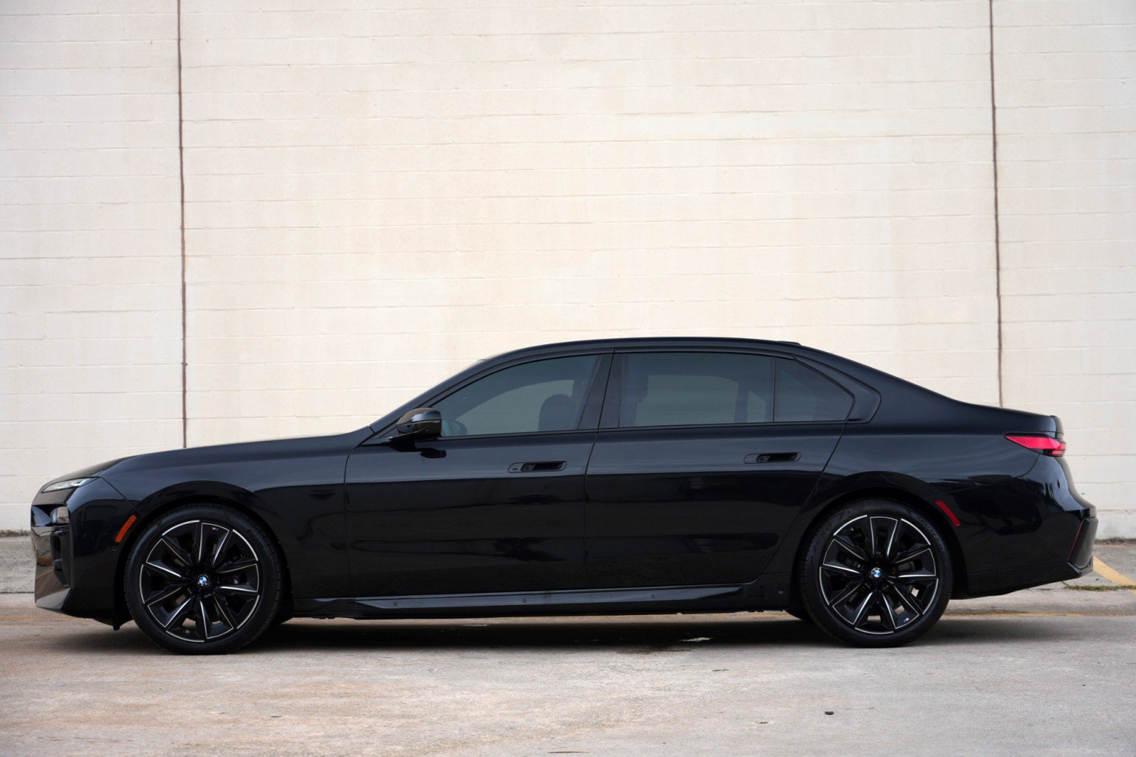 Used 2023 BMW 740i w/ Executive Package RWD image 9