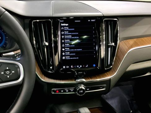 Used 2022 Volvo XC60 B5 Momentum w/ Climate Package image 7