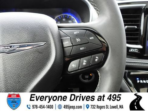 Used 2025 Chrysler Pacifica Limited FWD image 22
