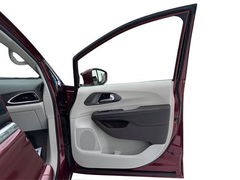 Used 2018 Chrysler Pacifica Touring-L Plus image 31