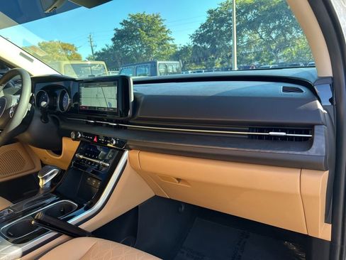 Used 2023 Kia Carnival EX image 23