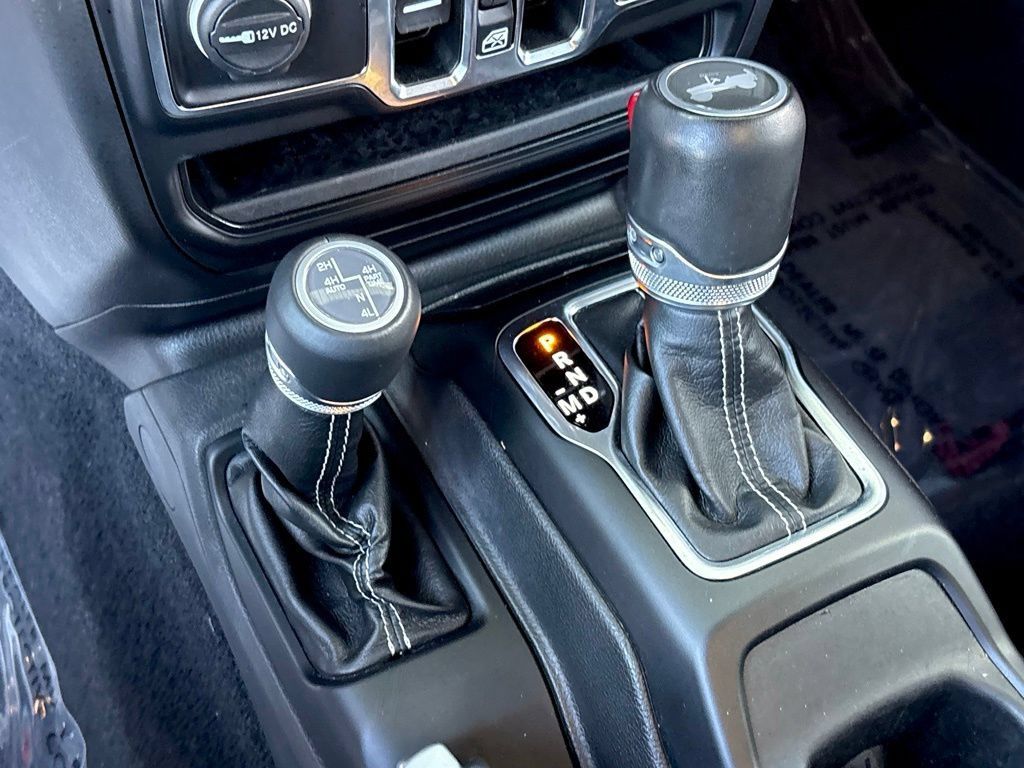 Used 2022 Jeep Wrangler Unlimited Sahara AWD/4WD image 36