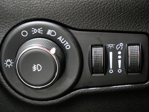 Used 2025 Jeep Compass Trailhawk AWD/4WD image 14